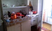 Кухня соответствующая, советская и со страшной двухконфорочной плитой. Хоть балкон есть, и то хорошо - увеличить